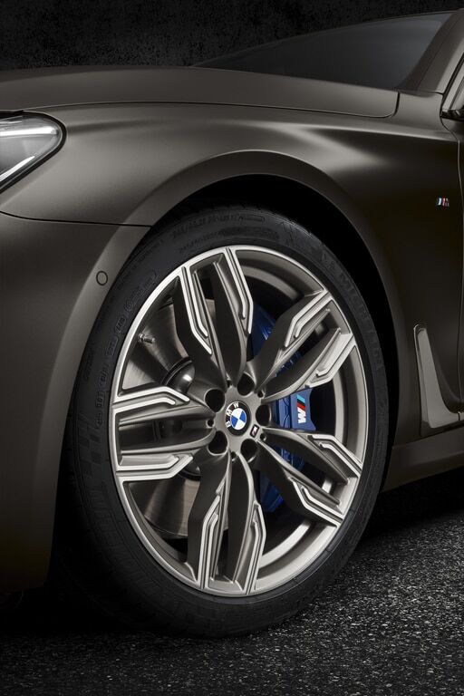 BMW розсекретила свій новий супер-седан: опубліковані фото