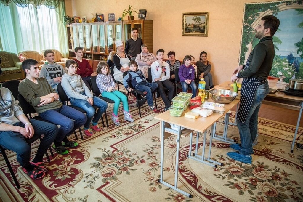 Мокрые чипсы, салат из кабачка и коллективная ''планка'': в Киеве стартовала программа популяризации здорового образа жизни