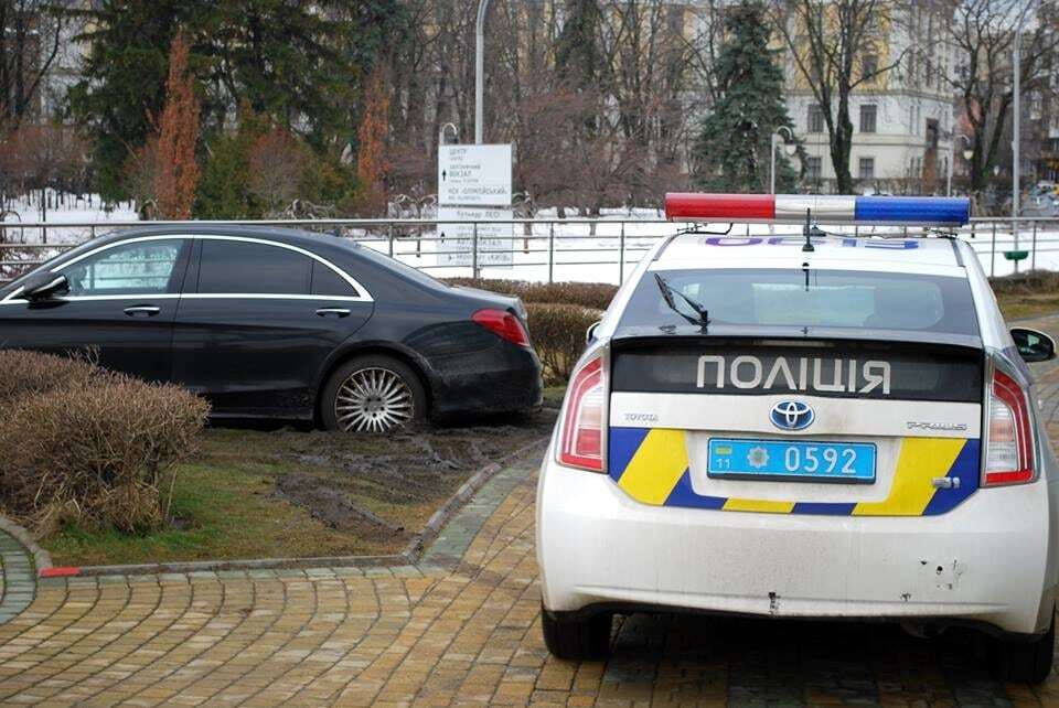 Mercedes у бруді: в Києві відвідувачка ресторану припаркувалася на "підступному" газоні