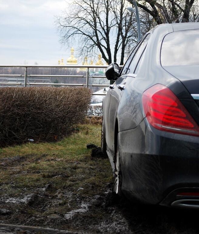 Mercedes у бруді: в Києві відвідувачка ресторану припаркувалася на "підступному" газоні