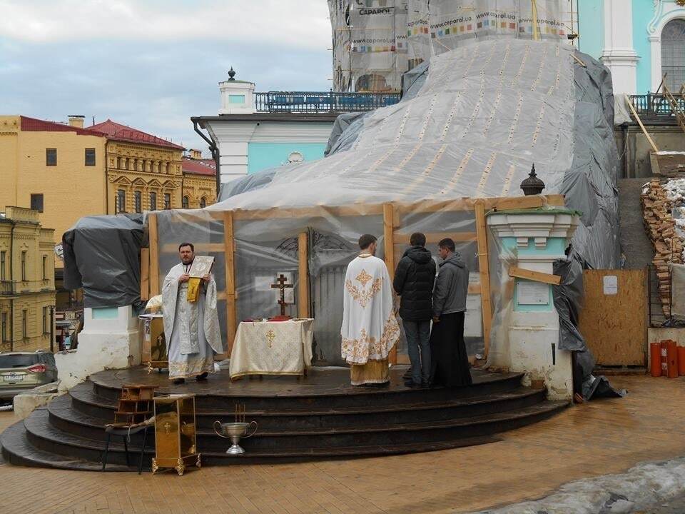 В Киеве священники устроили "церковь на улице": фотофакт