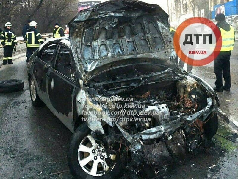 У Києві п'яний водій Toyota розбив і спалив машину