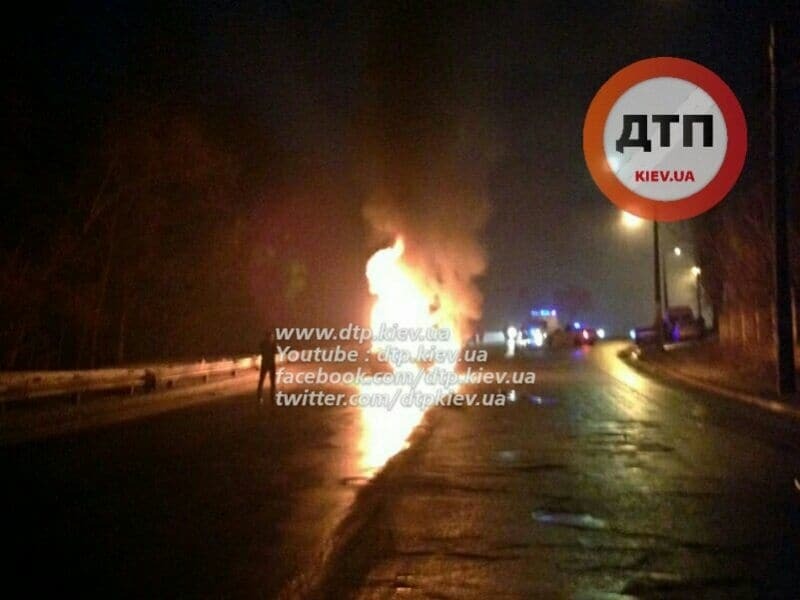 В Киеве пьяный водитель Toyota разбил и сжег машину
