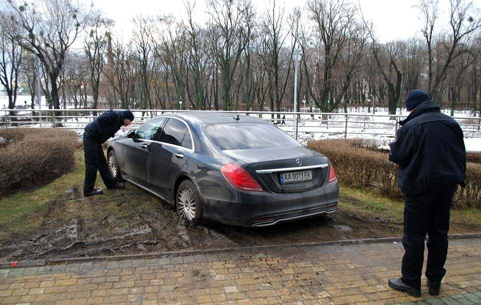 Mercedes в грязи: в Киеве посетительница ресторана припарковалась на "коварном" газоне