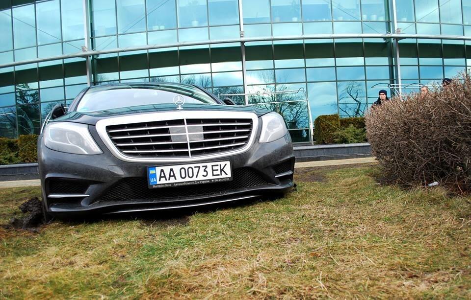Mercedes в грязи: в Киеве посетительница ресторана припарковалась на "коварном" газоне
