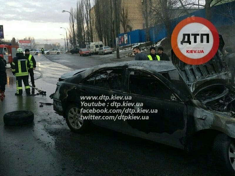 В Киеве пьяный водитель Toyota разбил и сжег машину