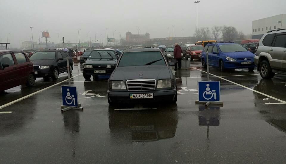 У Києві автохам "забив" на знаки і припаркувався на місцях для інвалідів