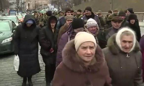 Отчет Яценюка: тысячи людей перекрыли улицу Грушевского. Раду окружили силовики