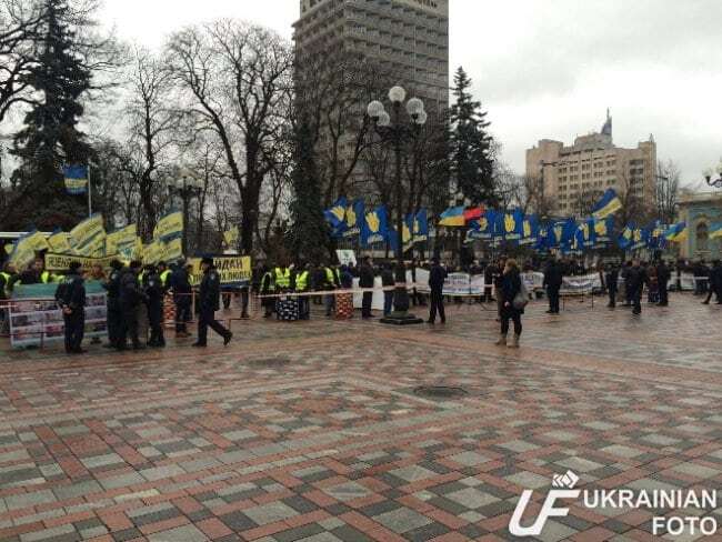 "Яценюка - у в'язницю": біля Ради почався мітинг за відставку Кабміну