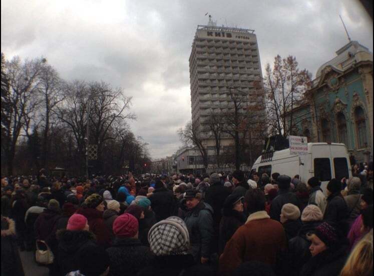 Звіт Яценюка: тисячі людей перекрили вулицю Грушевського. Раду оточили силовики
