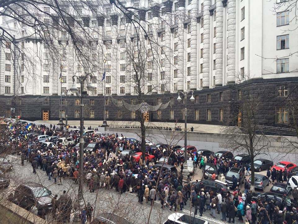 Звіт Яценюка: тисячі людей перекрили вулицю Грушевського. Раду оточили силовики
