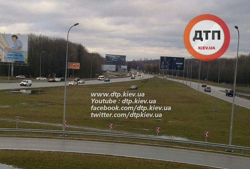 Під Києвом автомобіль "приземлився" на газоні: фото з місця ДТП