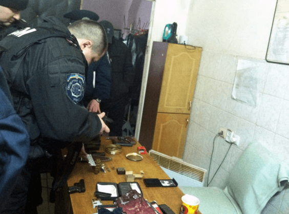 В Одесі на ринку знайшли пістолети із німецькою свастикою: опубліковані фото і відео