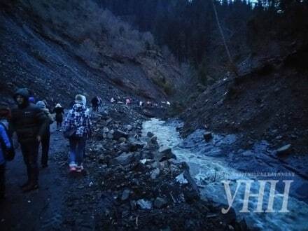 На Закарпатье селевым потоком смыло дорогу на Драгобрат: фотофакт