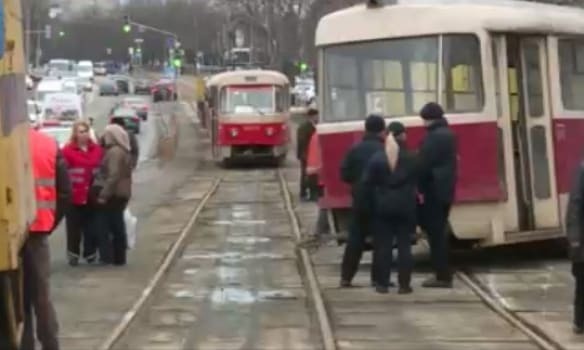 У Києві некерований трамвай протаранив дерево: фото з місця НП