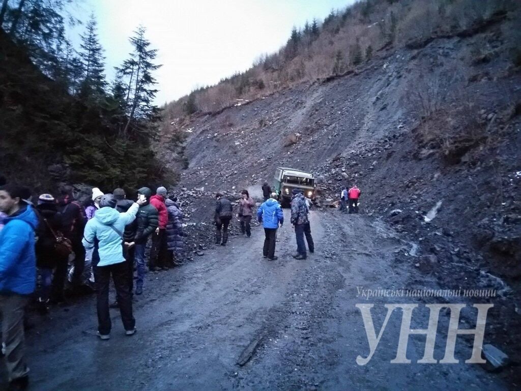 На Закарпатье селевым потоком смыло дорогу на Драгобрат: фотофакт