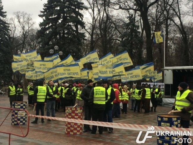 "Яценюка - у в'язницю": біля Ради почався мітинг за відставку Кабміну