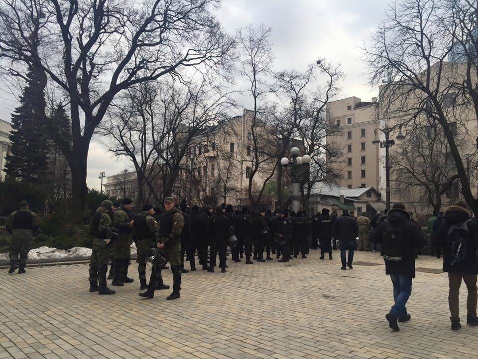 Отчет Яценюка: тысячи людей перекрыли улицу Грушевского. Раду окружили силовики