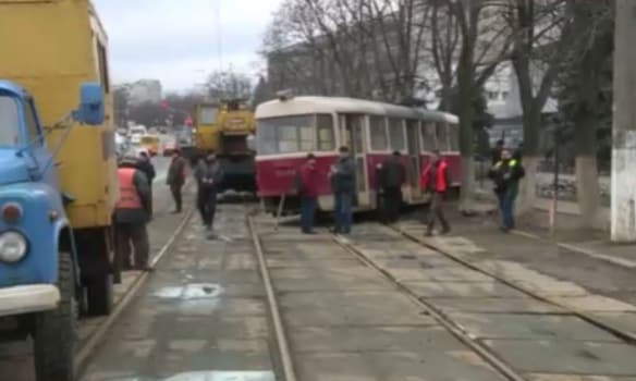 У Києві некерований трамвай протаранив дерево: фото з місця НП