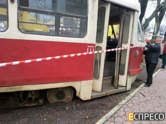 У Києві некерований трамвай протаранив дерево: фото з місця НП