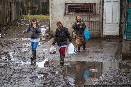 За стіною: блогер опублікував шокуючі фото циганського табору на Закарпатті