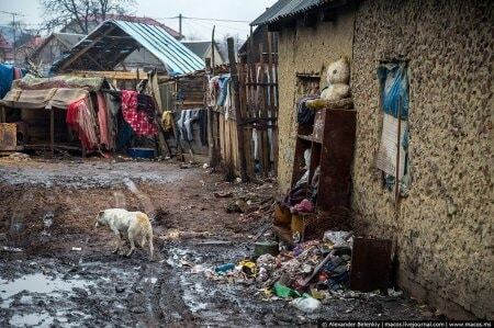 За стіною: блогер опублікував шокуючі фото циганського табору на Закарпатті