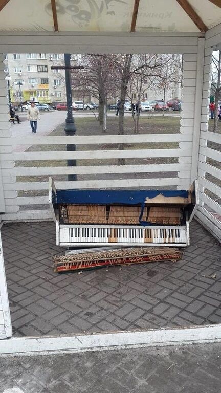 У Києві вандали зруйнували вуличне піаніно: фотофакт