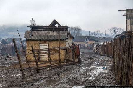 За стеной: блогер опубликовал шокирующие фото цыганского табора на Закарпатье
