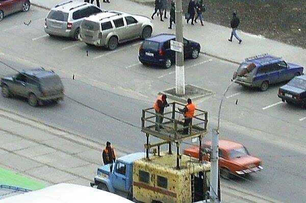 "На*єр нам трамвай": у Луганську зняли трамвайні дроти. Фотофакт