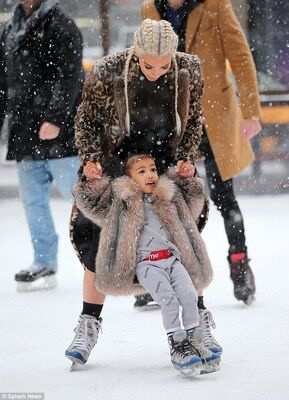 Красавицы в шубах: Ким Кардашьян с дочерью Норт на катке в Нью-Йорке (фото)