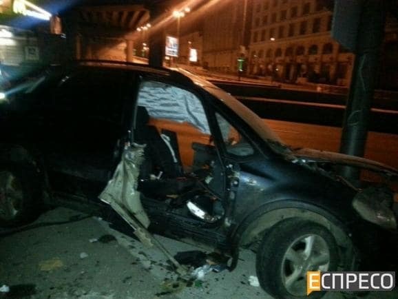ДТП у Києві: на Поштовій площі водій знищив машину об стовп