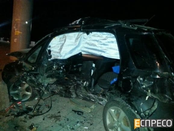 ДТП в Киеве: на Почтовой площади водитель уничтожил машину об столб