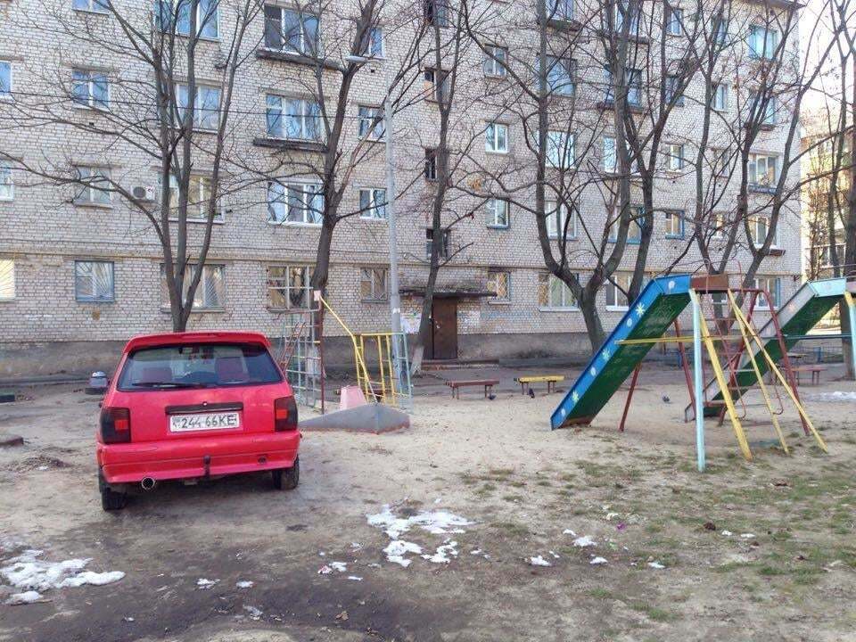 Как ребенок: в Киеве "герой парковки" остановился на детской площадке