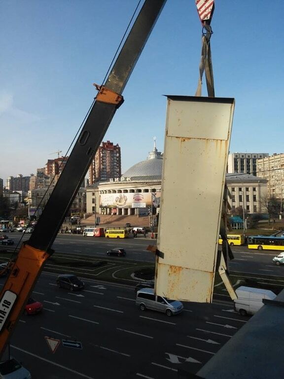 Долой рекламу: в Киеве демонтировали огромные телеэкраны 