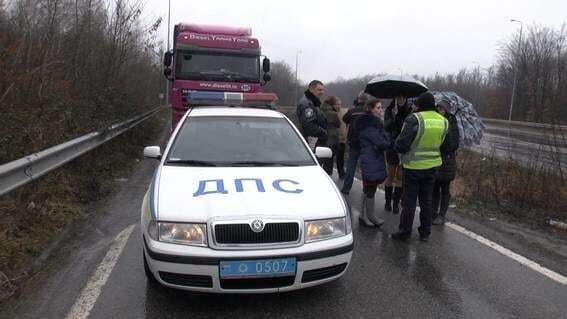 Десятки российских фур выехали из Закарпатья в сопровождении полиции