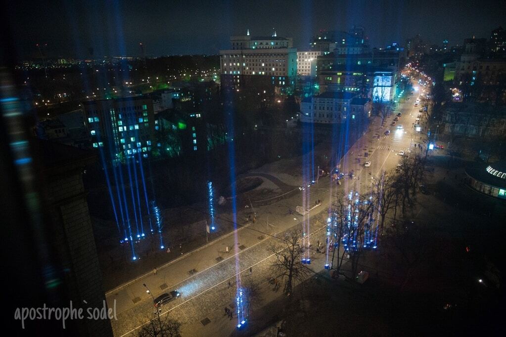 Небо над Киевом прорезала сотня "лучей Достоинства": опубликованы фото и видео