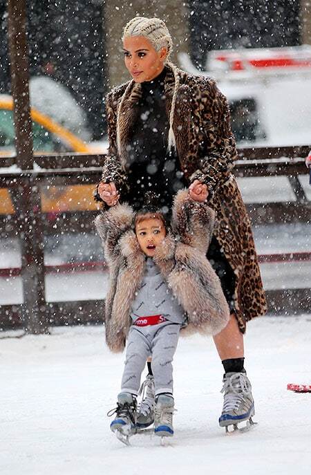 Ким Кардашьян покаталась с дочерью на коньках в центре Нью-Йорка
