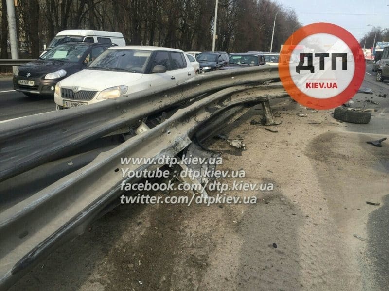 У Києві водій Range Rover врізався у відбійник, тікаючи від поліції