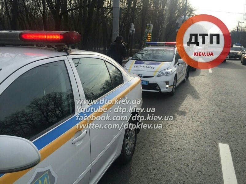 В Киеве водитель Range Rover врезался в отбойник, удирая от полиции