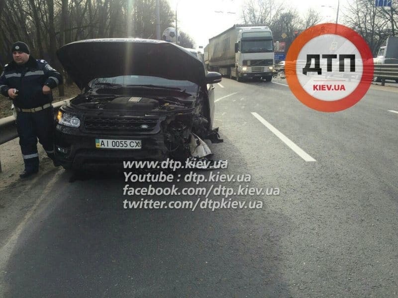 В Киеве водитель Range Rover врезался в отбойник, удирая от полиции