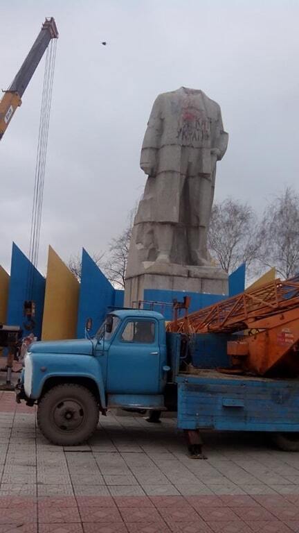 Ленін без голови: в Лисичанську демонтували вождя пролетаріату. Опубліковані фото і відео