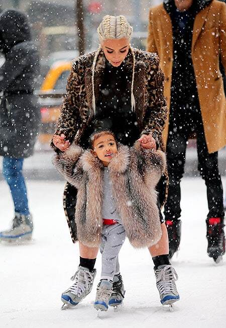 Ким Кардашьян покаталась с дочерью на коньках в центре Нью-Йорка