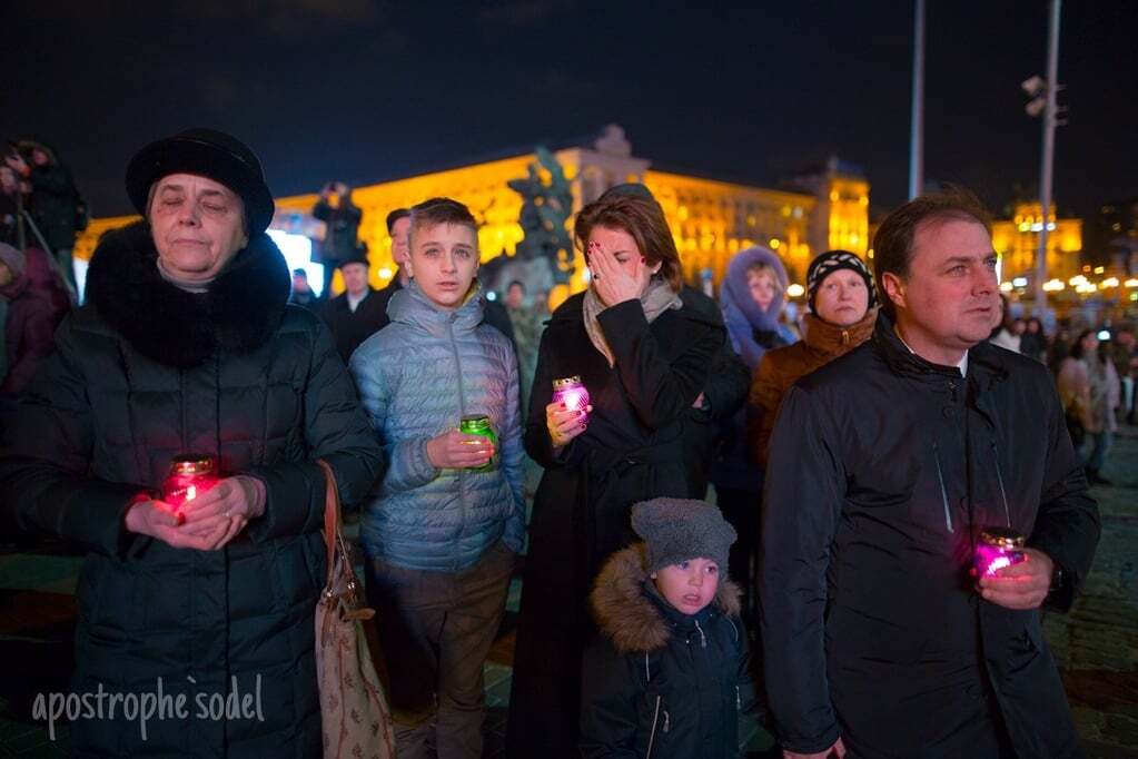 Небо над Киевом прорезала сотня "лучей Достоинства": опубликованы фото и видео