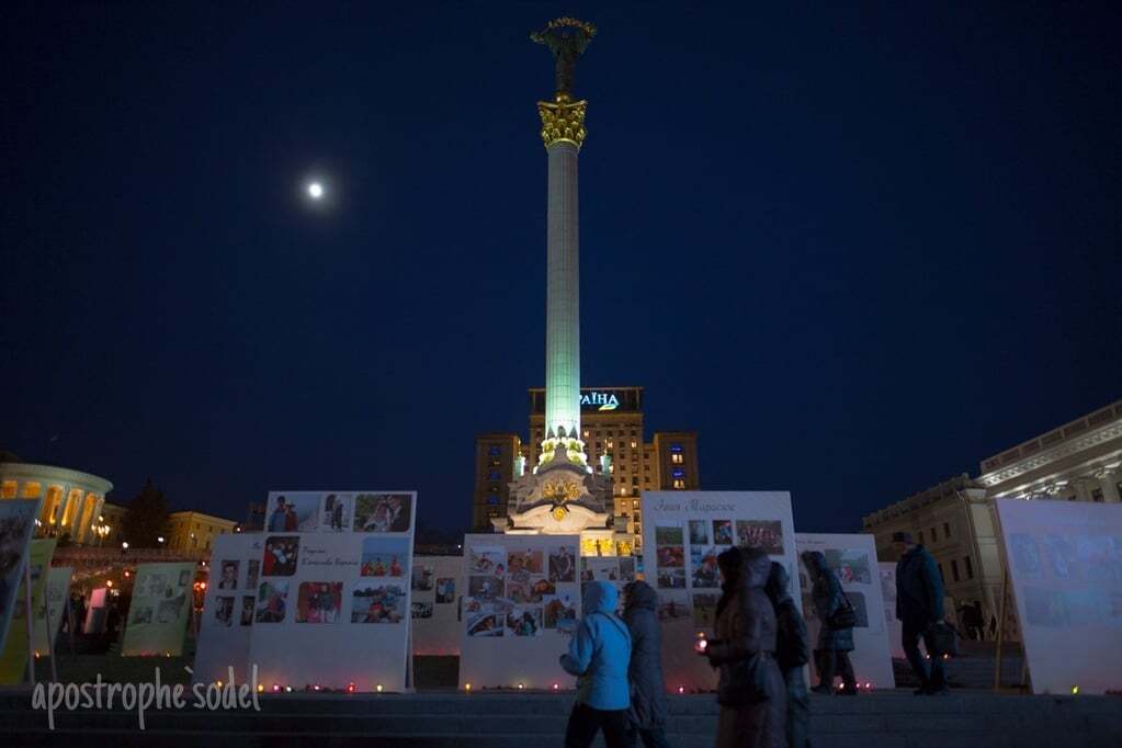 Небо над Киевом прорезала сотня "лучей Достоинства": опубликованы фото и видео
