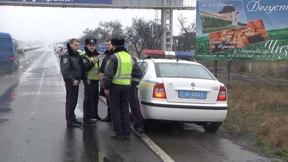 Десятки російських фур виїхали із Закарпаття в супроводі поліції