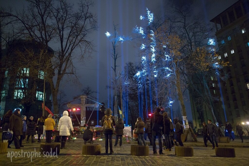 Небо над Киевом прорезала сотня "лучей Достоинства": опубликованы фото и видео