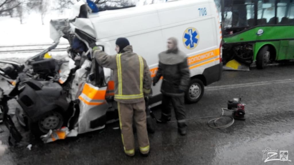 В Харькове скорая протаранила маршрутку, есть жертвы: фото и видео с места трагедии