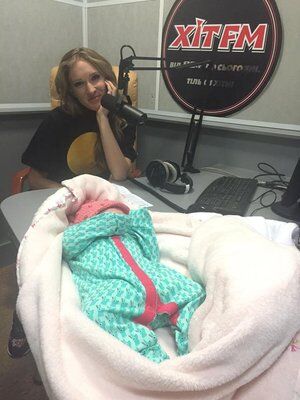 Первый выход в свет: новорожденная дочка Тони Матвиенко побывала на радиоэфире