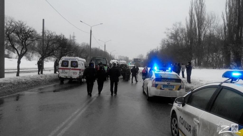 В Харькове скорая протаранила маршрутку, есть жертвы: фото и видео с места трагедии