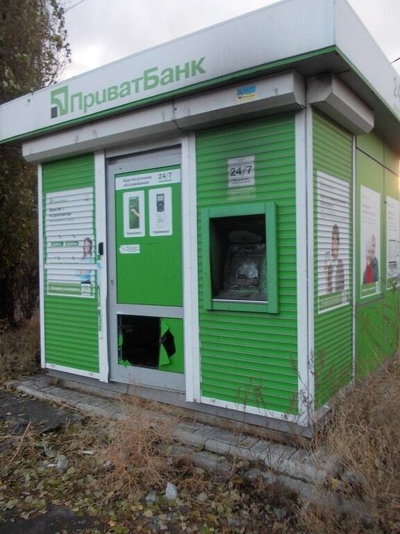 А деньги откуда брать будут? Террористы изуродовали банкомат в Макеевке. Фотофакт
